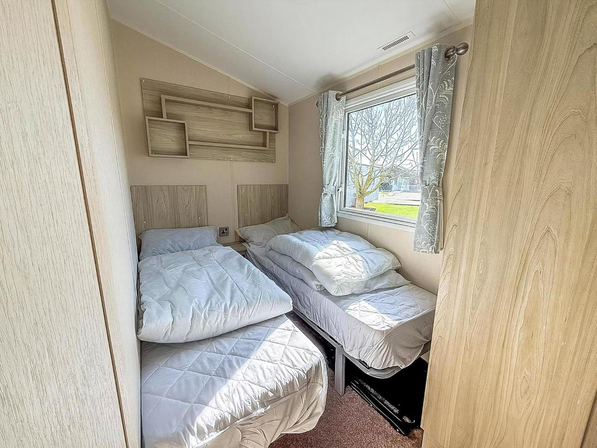 8 Berth Caravan For Hire At St Osyth Beach Ref 28047R Clacton-on-Sea Exterior foto